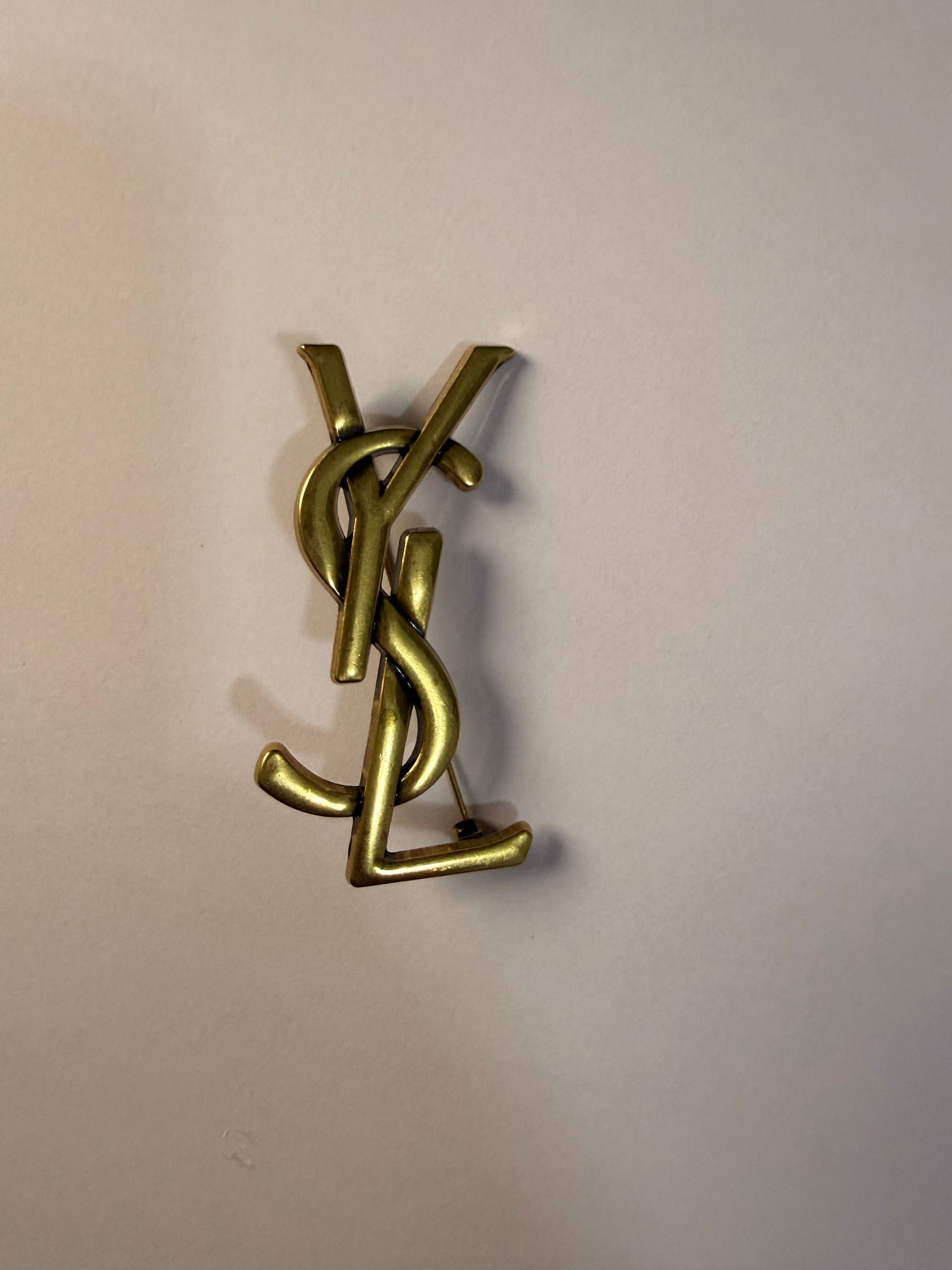 Hilo Brooch