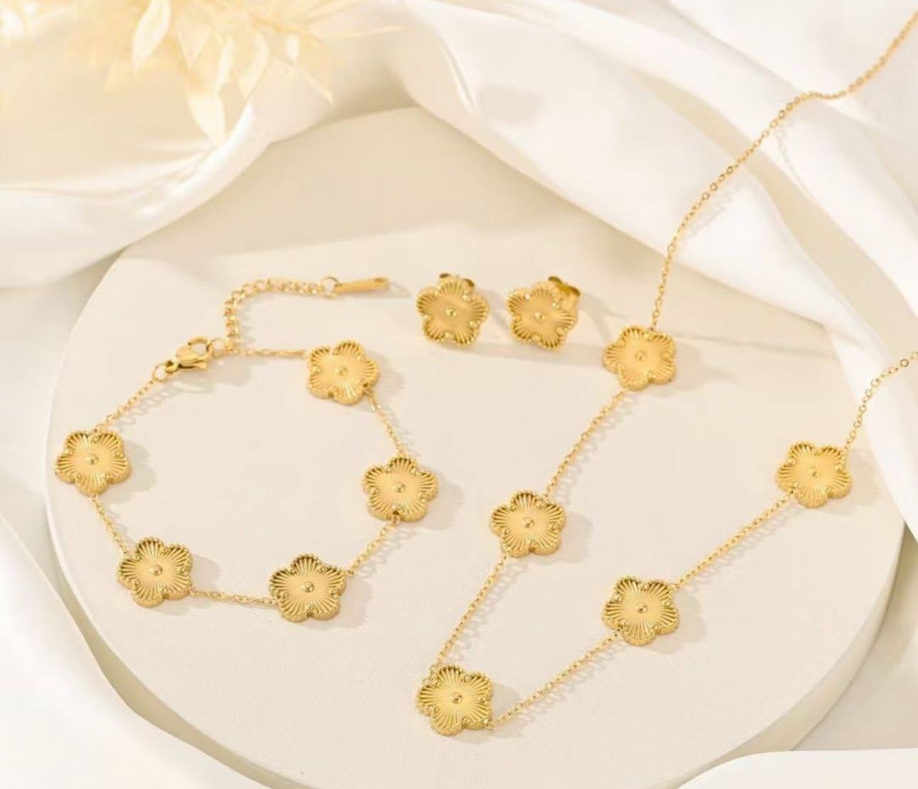 Set Necklace,Bracelet & earring Van cleef flower